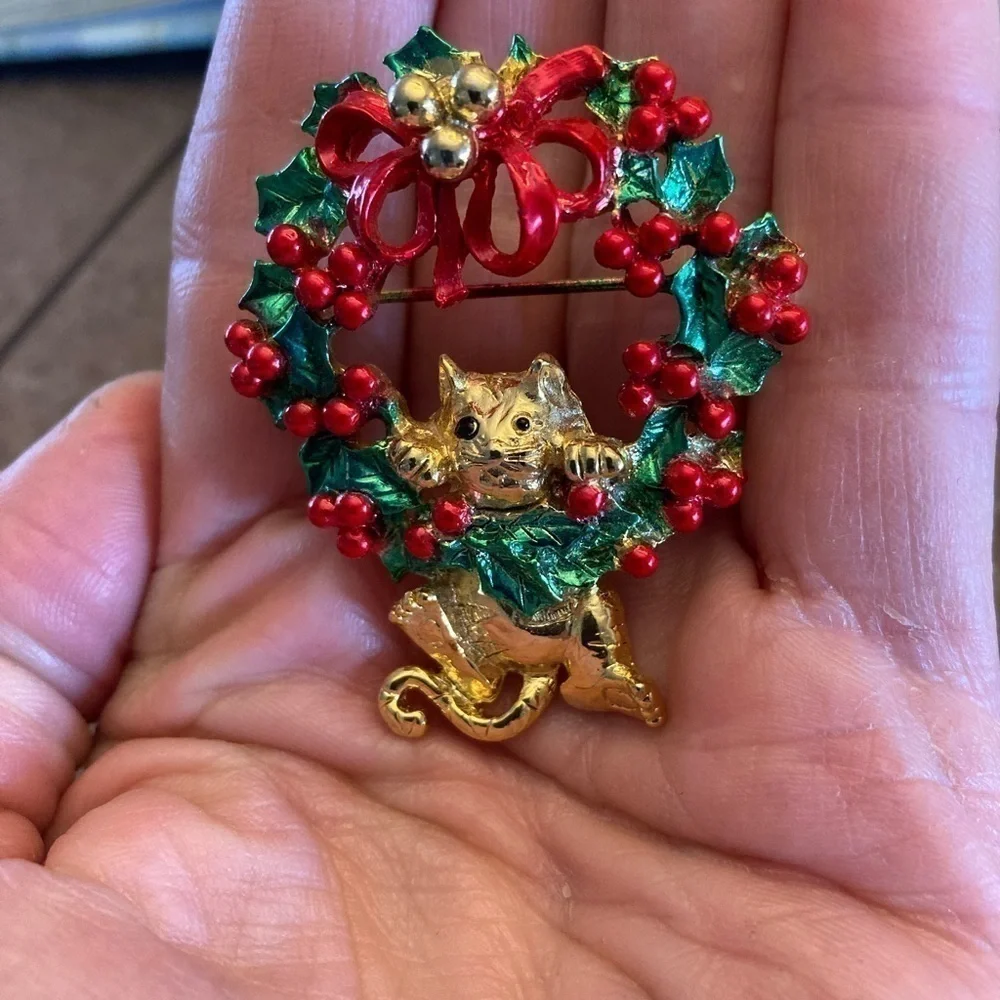 Vintage AJC Cat Christmas Wreath Brooch